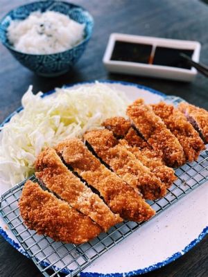  炸豬排定食：酥脆多汁的日式風味與濃郁醬香交織出的絕妙美味！